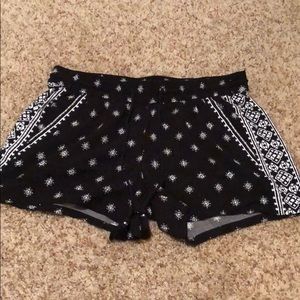 Black and white old navy flowy shorts with pockets